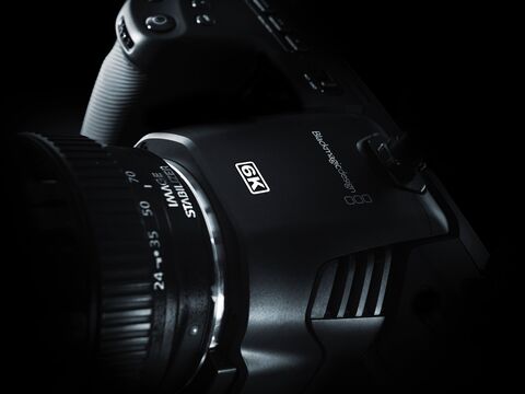 Bild zeigt Detailaufnahme einer Videokamera auf schwarzem Grund