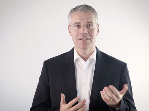 Mann spricht direkt in die Kamera