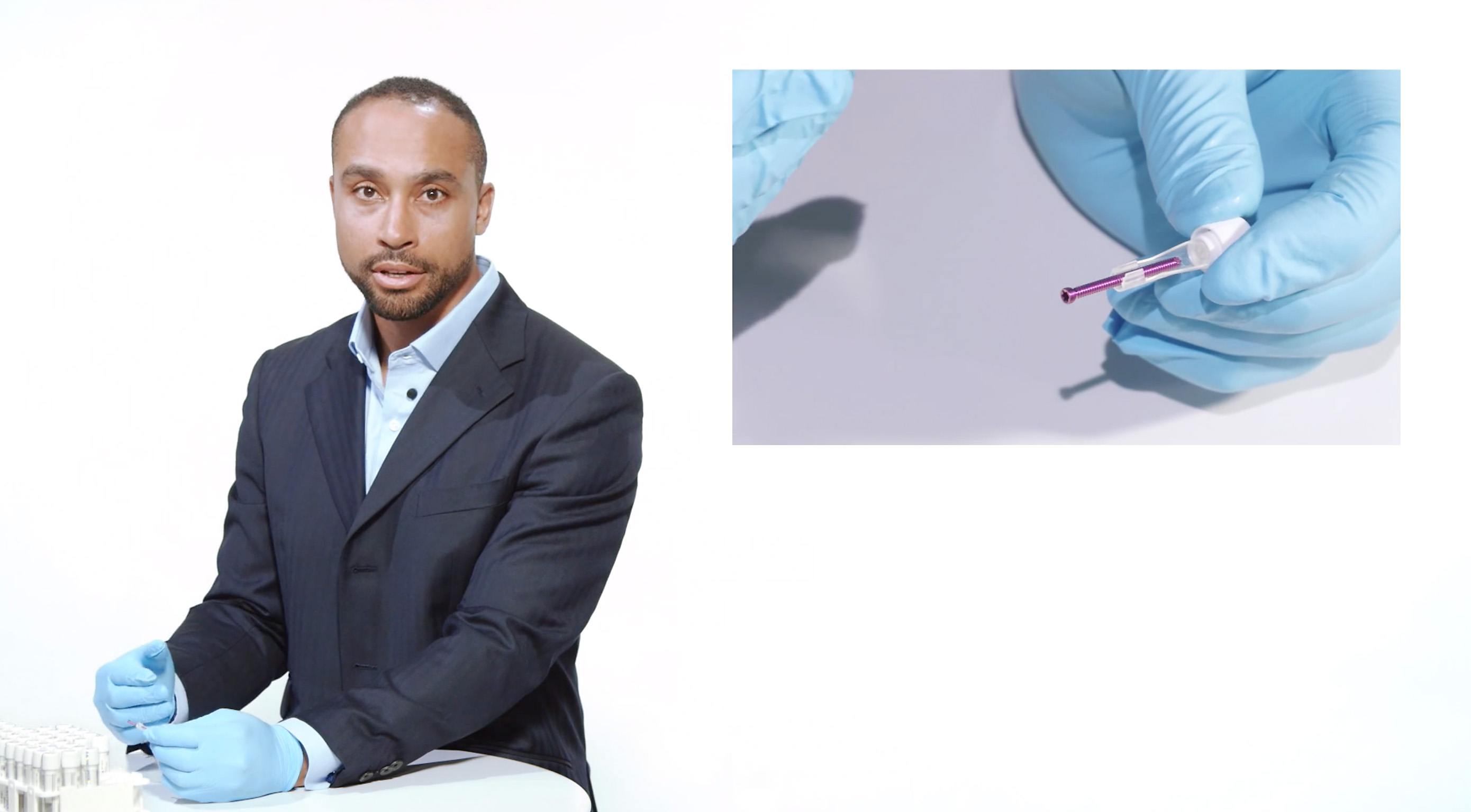 Mann demonstriert Funktionsweise eines medizintechnischen Produkts